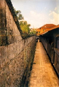 Tường bao và hành lang Nhà tù Hỏa Lò