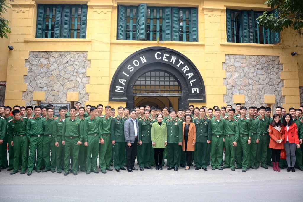 Đoàn Bộ Tư lệnh Bảo vệ lăng Chủ tịch Hồ Chí Minh dâng hương và tham quan Di tích lịch sử Nhà tù Hỏa Lò