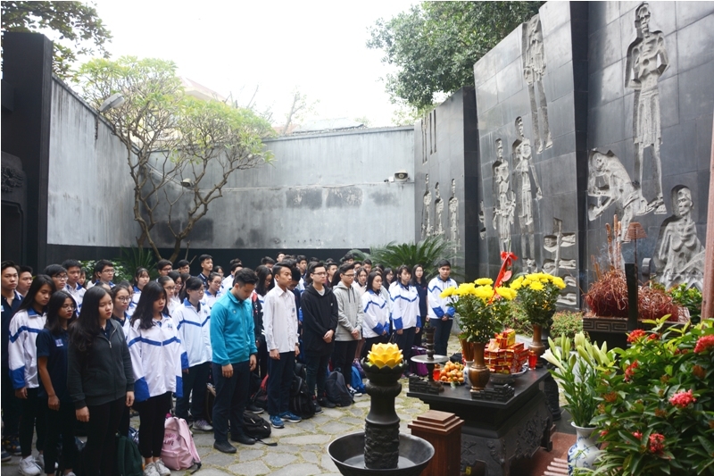 Giáo viên, học sinh trường THPT Nguyễn Siêu tham quan, học lịch sử tại Di tích lịch sử Nhà tù Hỏa Lò