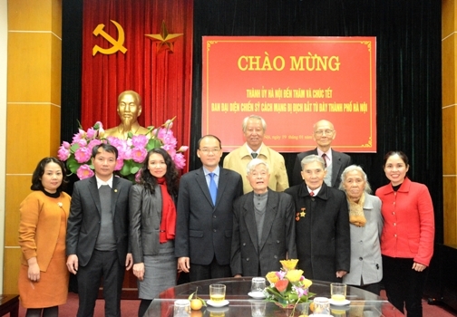 Thành ủy Hà Nội đến thăm và chúc Tết Ban đại diện chiến sỹ cách mạng bị địch bắt tù đày Thành phố Hà Nội