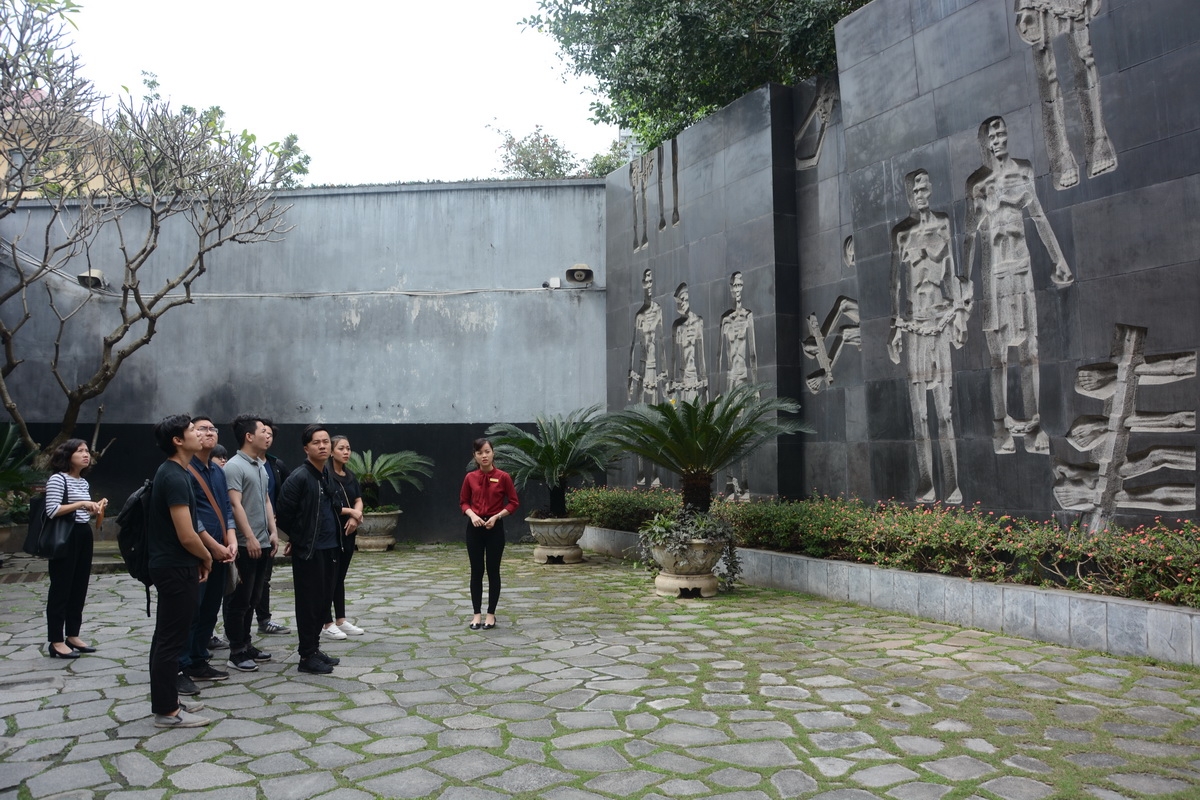Sinh viên khoa Đào tạo và Hợp tác quốc tế trường Đại học Công Nghiệp Hà Nội tham quan Di tích Nhà tù Hỏa Lò