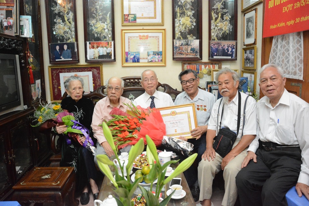 Lễ trao tặng Huy hiệu 70 năm tuổi Đảng - mốc son của người chiến sỹ cựu tù chính trị