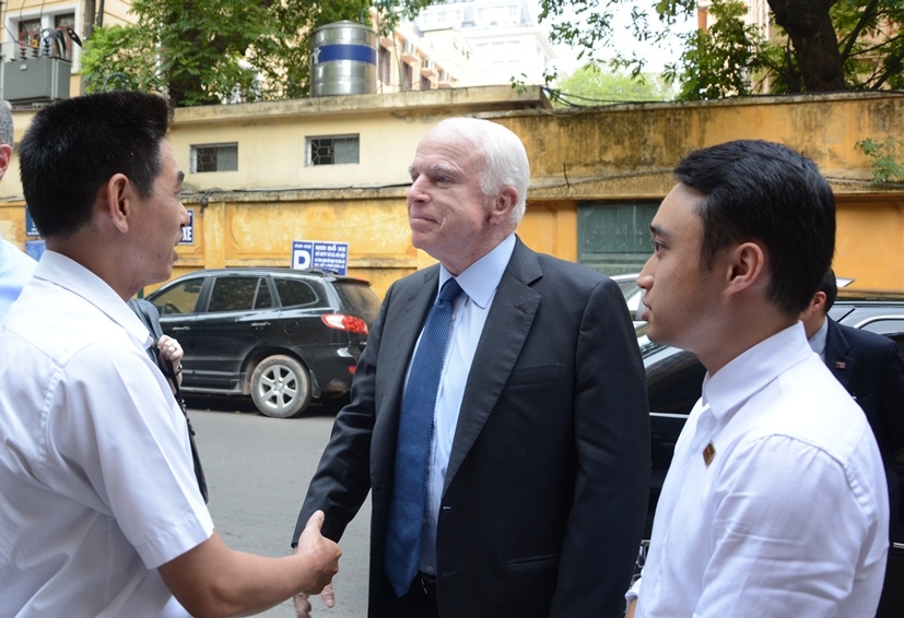 Chuyến thăm Hà Nội Hilton của Chủ tịch Ủy ban Quân vụ Thượng viện Hoa Kỳ John McCain