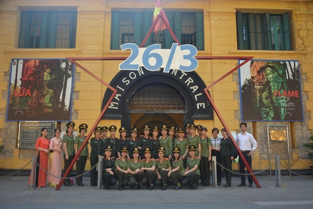 Hội Phụ nữ Bộ Tư lệnh Cảnh vệ - Bộ Công an tham quan Di tích Nhà tù Hỏa Lò