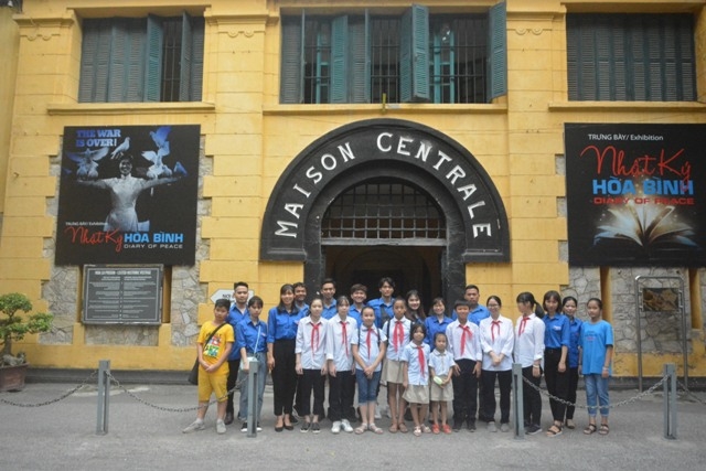 Đoàn thanh niên phường Kiến Hưng, quận Hà Đông tham quan Di tích Nhà tù Hỏa Lò