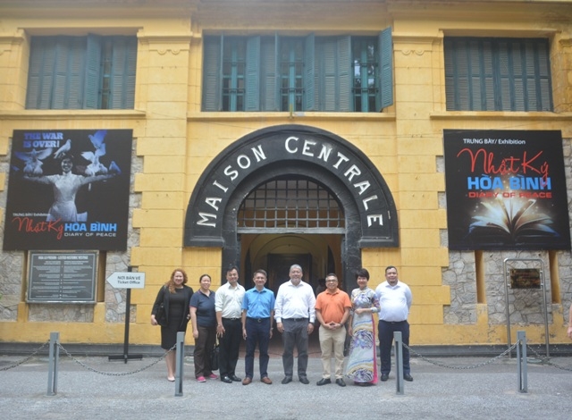 Thứ trưởng Bộ ngoại giao Philippines tham quan Di tích lịch sử Nhà tù Hỏa Lò