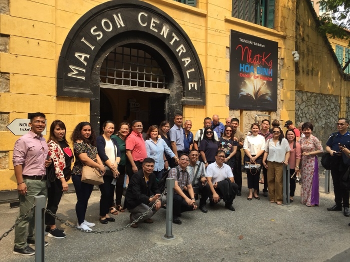 Đoàn sĩ quan cấp cao Philipines tham quan Di tích lịch sử Nhà tù Hỏa Lò