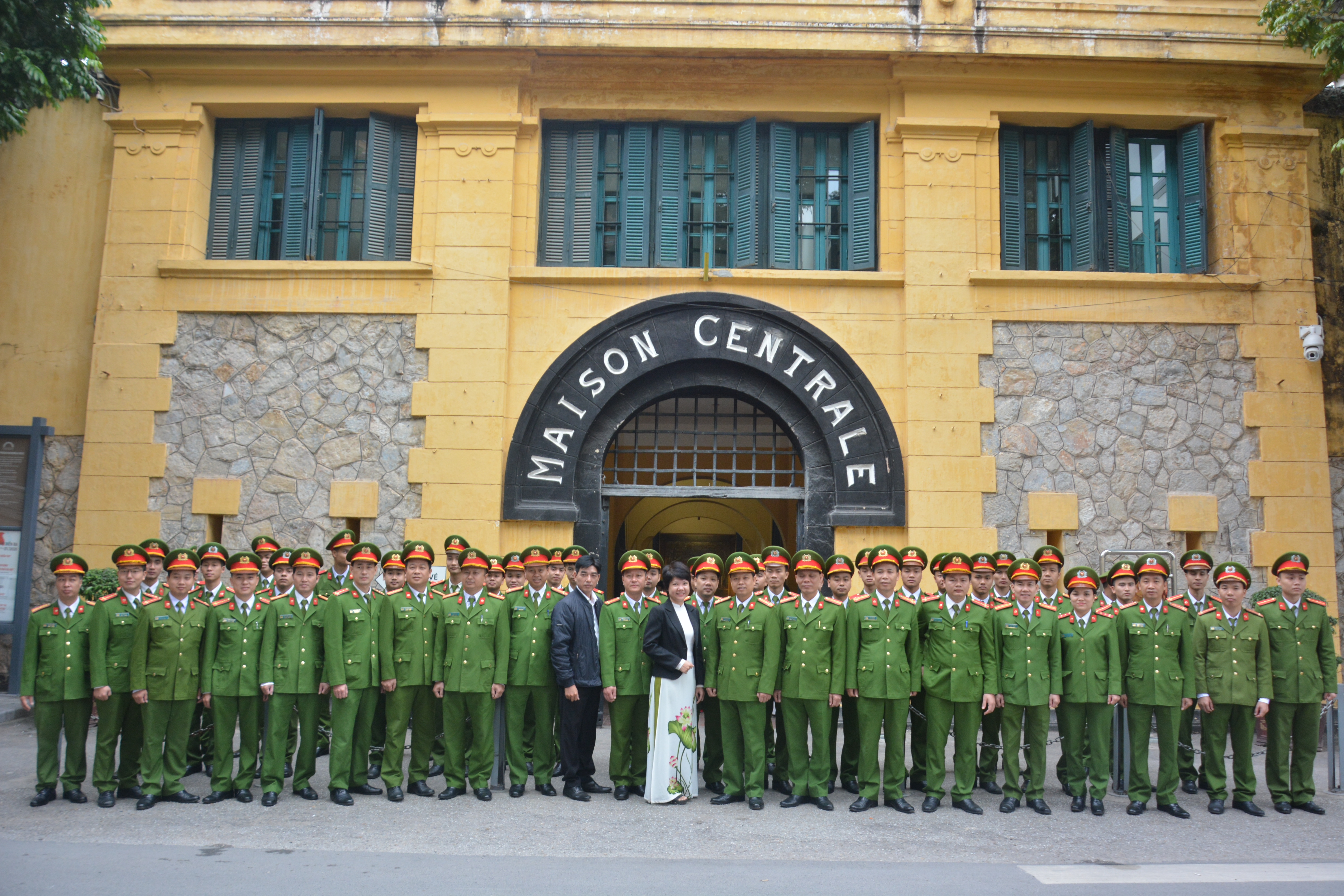 Trung đoàn Cảnh sát Bảo vệ Mục tiêu Cơ quan đại diện ngoại giao tham quan Di tích lịch sử Nhà tù Hỏa Lò