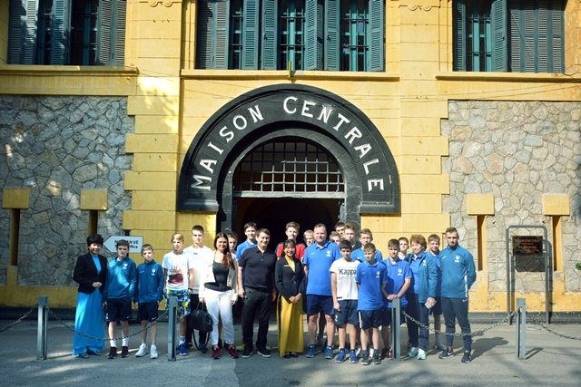 Đoàn vận động viên thanh thiếu niên thành phố Matxcơva tham quan Di tích Hỏa Lò
